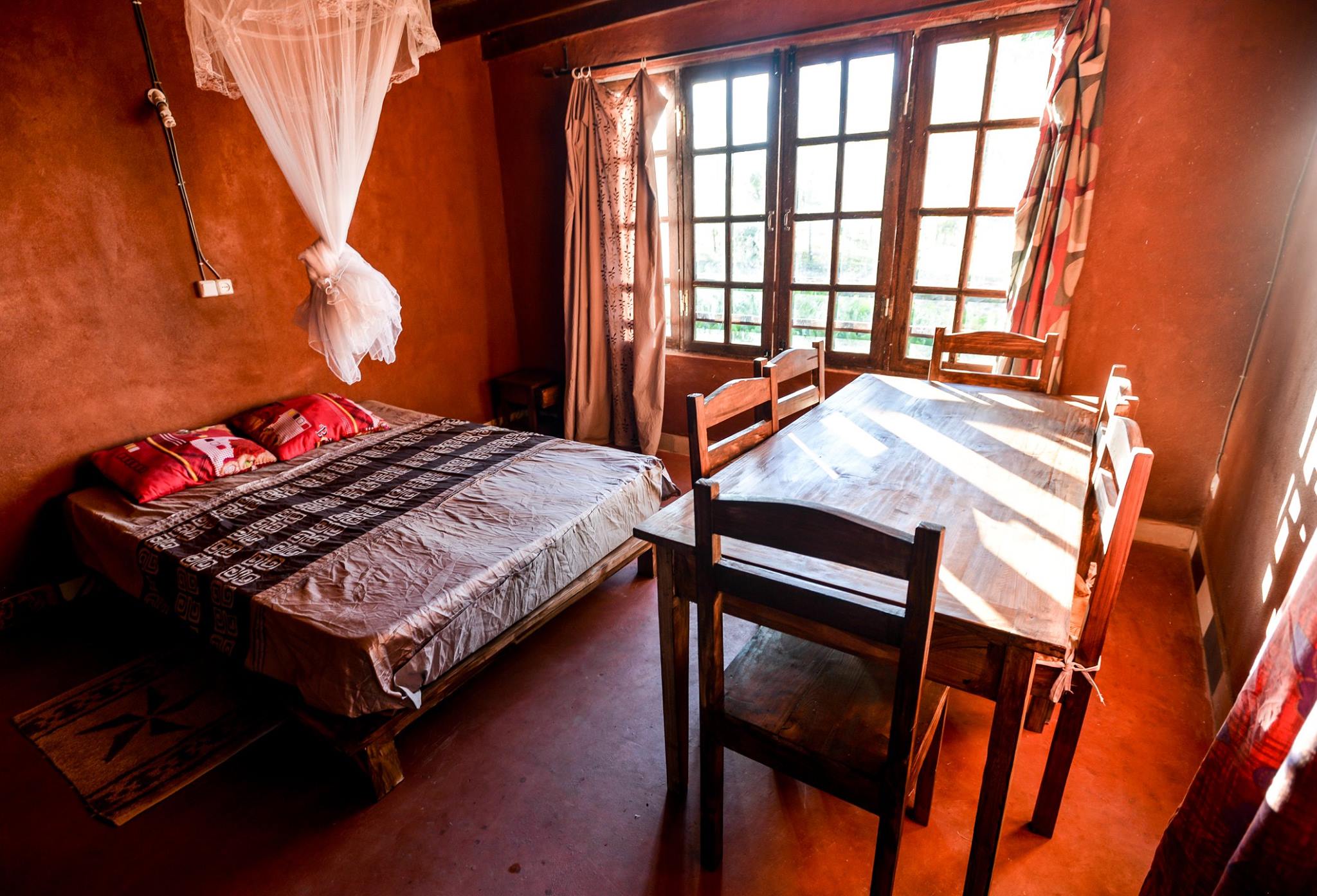 Un pied-à-terre au bord du lac Itasy à AMPEFY, à Madagascar. Des bungalows à VENDRE ou à LOUER … au mois ou à l'année