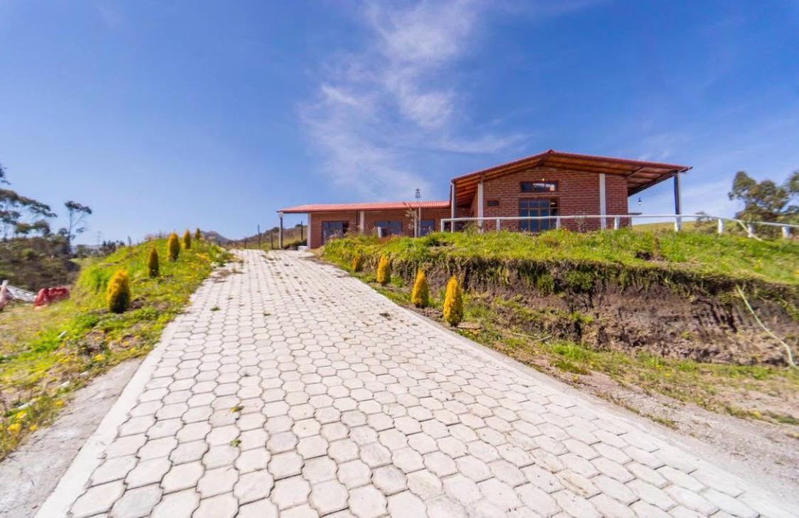 Private Mountain Retreat near Quito – Nature, Silence & Incredible Views
