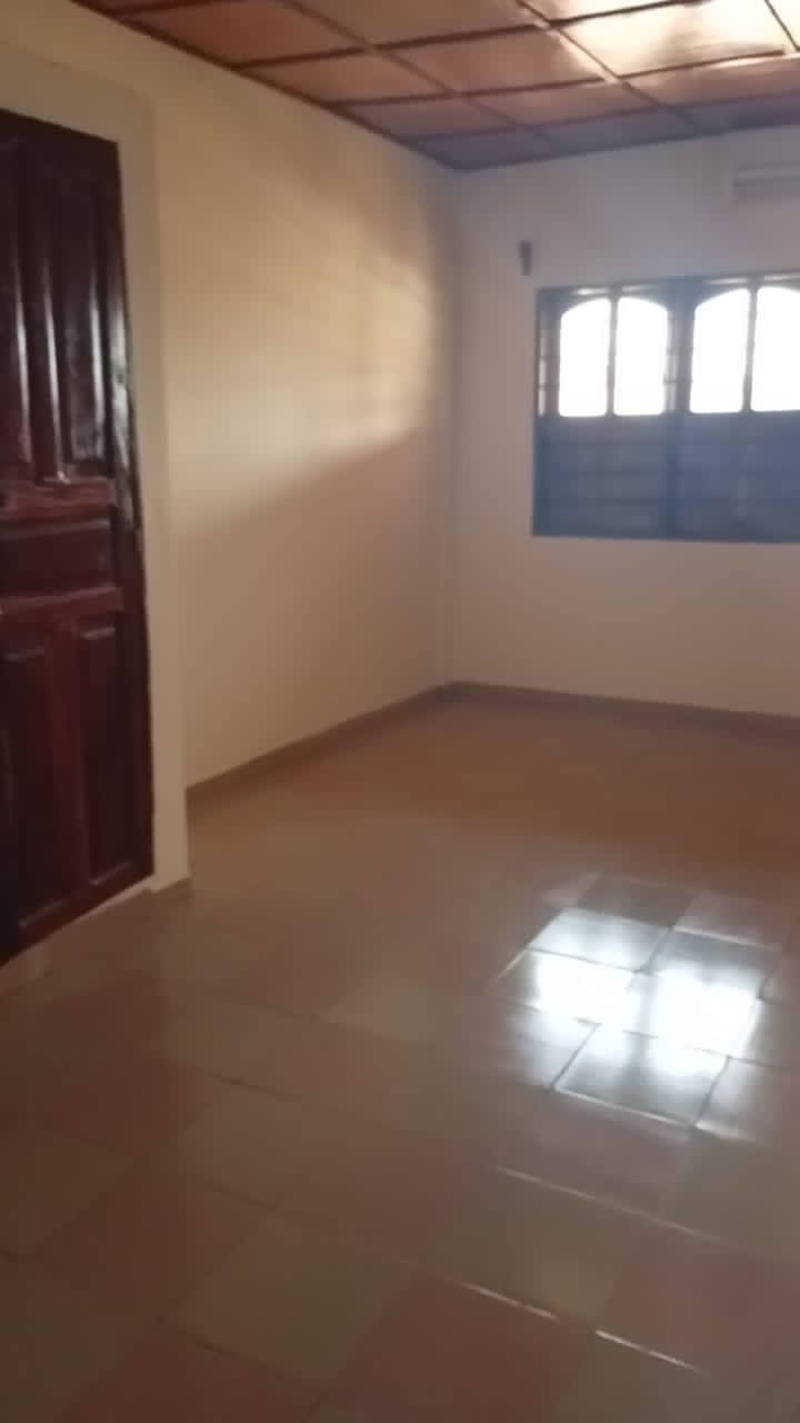 A PRIVATE ENTRANCE THREE BEDROOMS LIVING ROOM AVAILABLE IN SIKÈ CODJI NOT FAR FROM THE BASIC SCHOOL AND THE MARINA CROSSROADS.