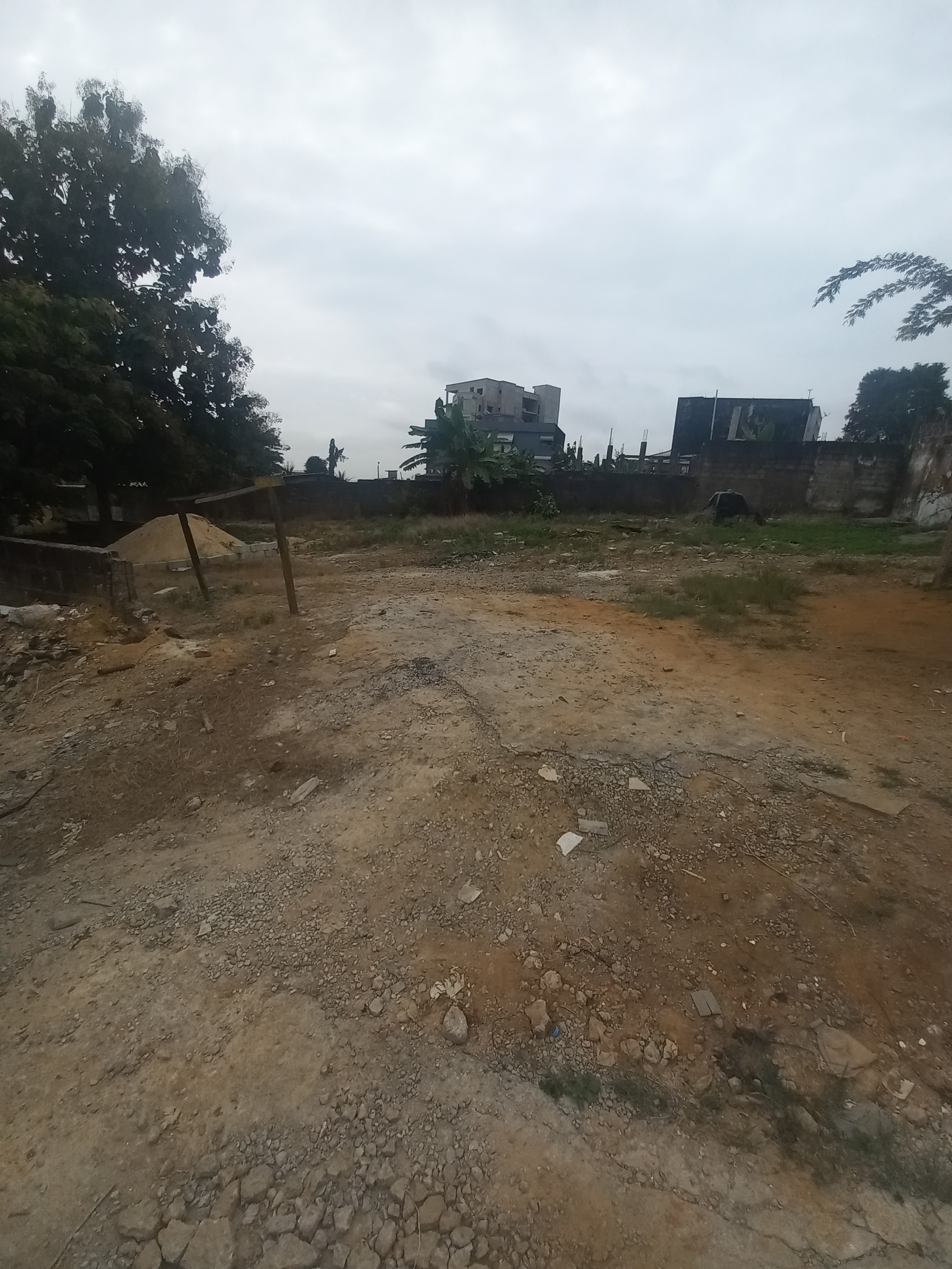 For sale: a plot of land measuring 806m2 in Cocody Riviera 4 M'badon