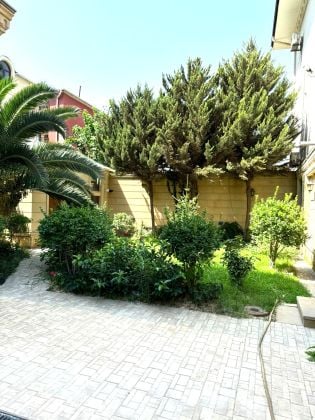 Close to Europe hotel. On Yusif Cemenzemenli street.  3 storey private ...