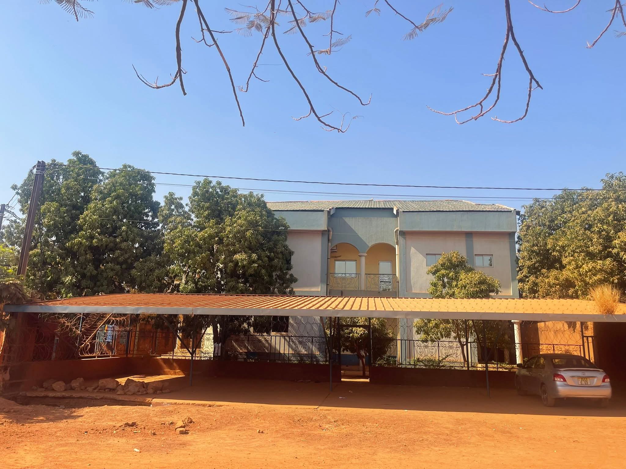 Immeuble R+2 pour service à louer à Somgandé à côté de l'IBAM