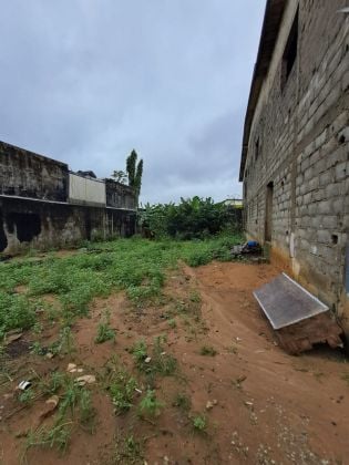 Vente d'un terrain de 1510m2 contenant une villa duplex inachevée a ...