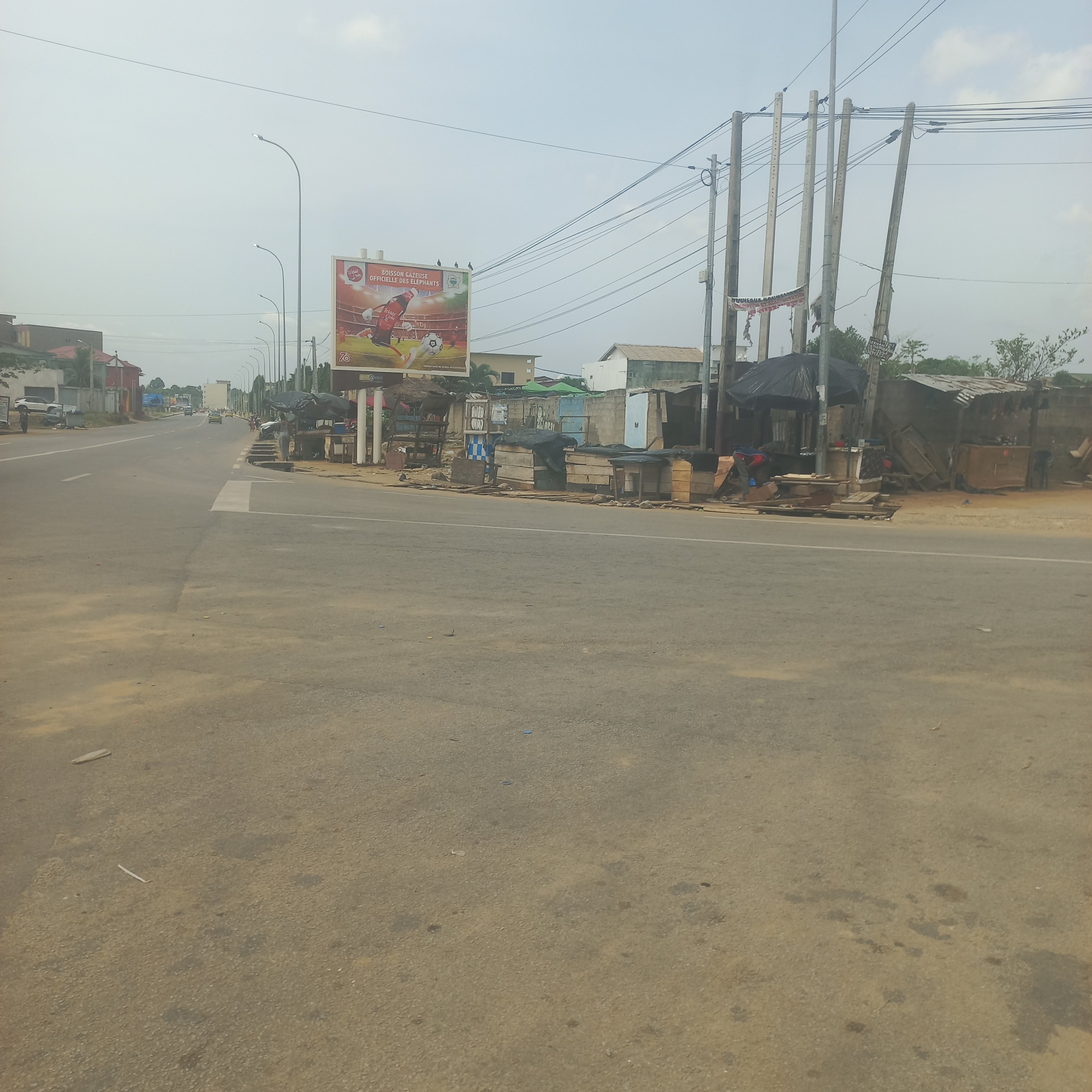 Vente dun joli terrain commercial de 5806m2 a l'angle de 3 voies bitumée a cocody riviera M'badon carrefour antenne a 6 milliard fcfa a débattre 