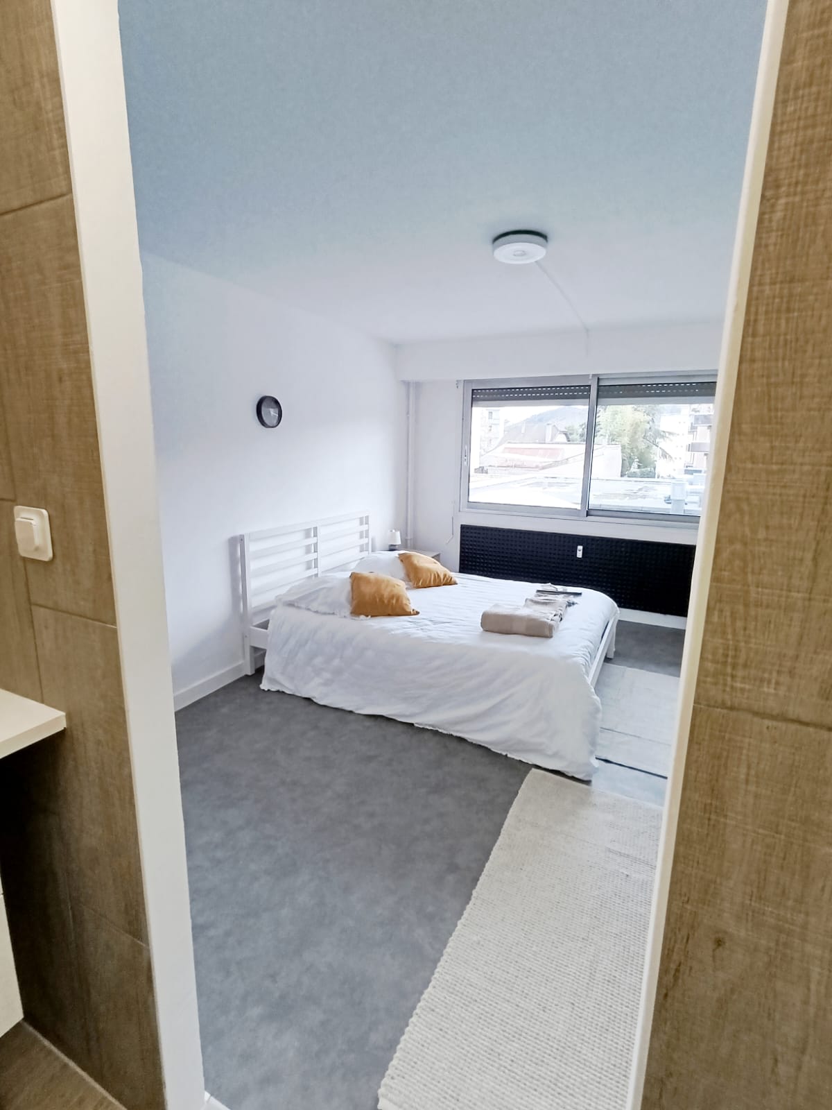 Bedroom with prívate bathroom in city center 