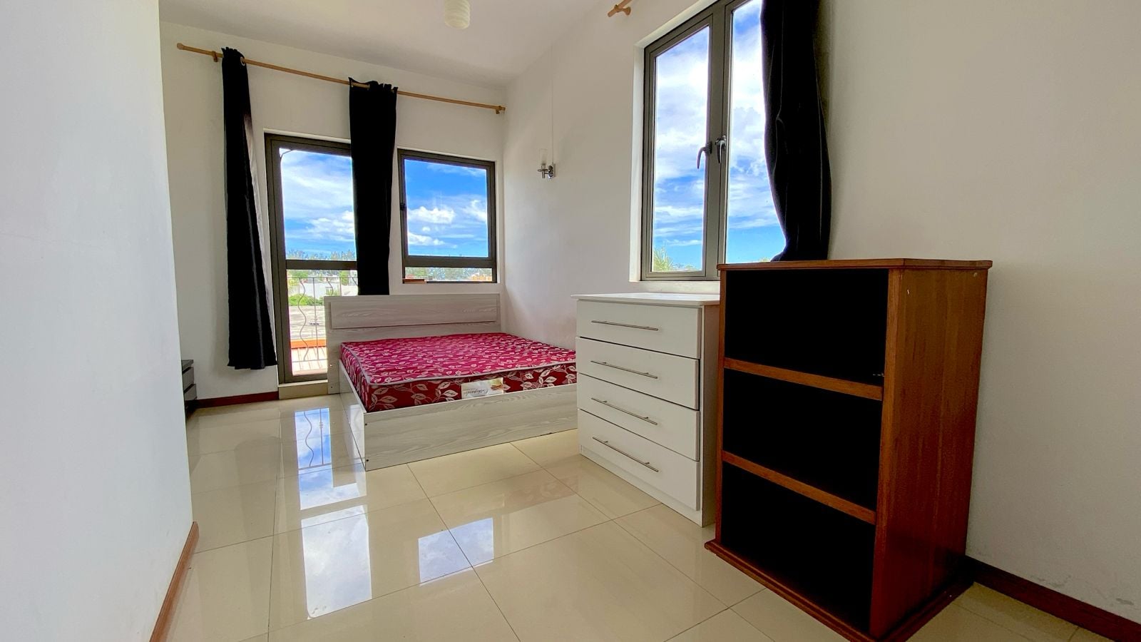 Appartement meublé de trois chambres à vendre à Flic en Flac avec vue sur la montagne