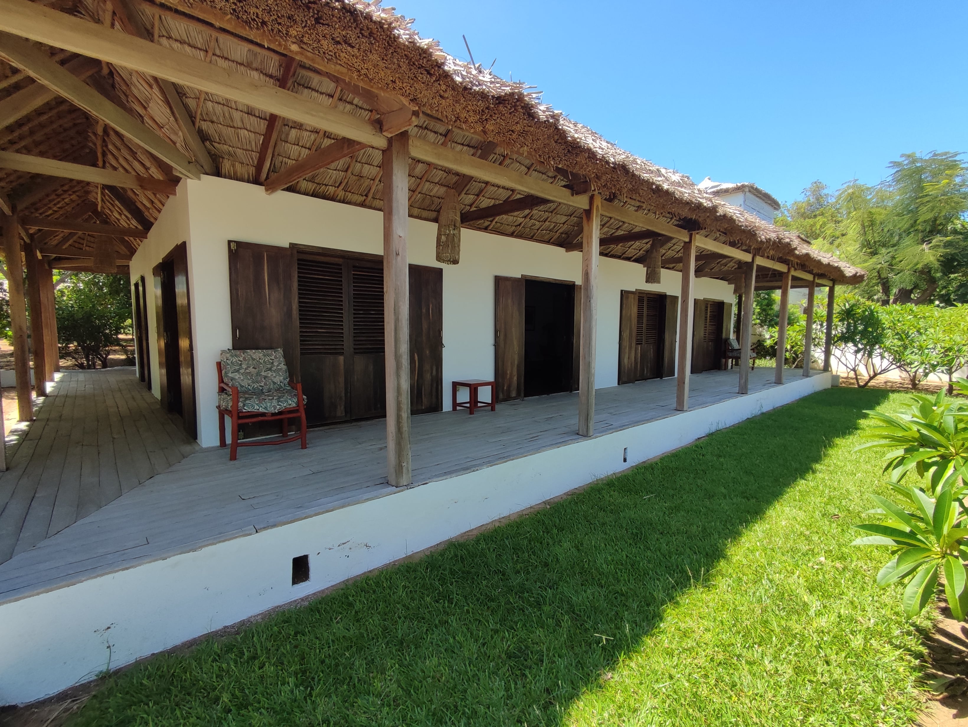 Villa Pieds dans l'Eau à Mangily – F5 + Studio sur Terrain Tropical 1 832 m²