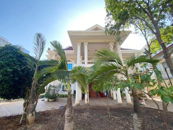 Big Garden & Pool Villa for Rent in Chamkamorn