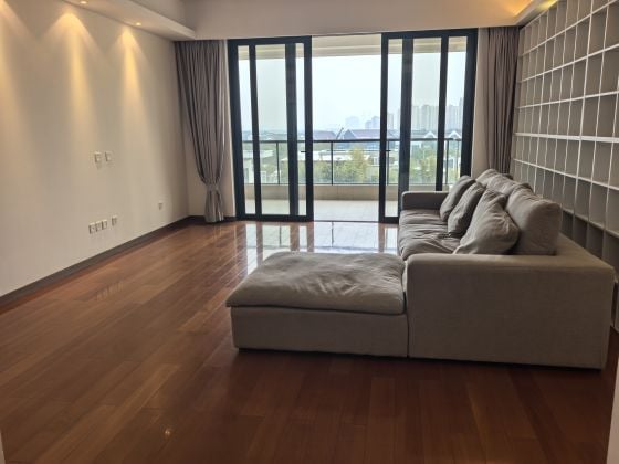 Well maintained 4 rooms apt with big open terrace facing Jinji lake 