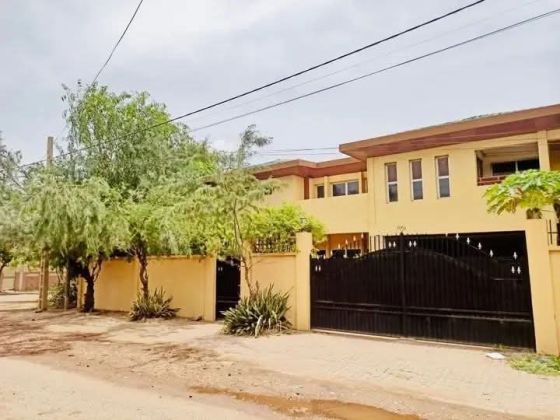 belle villa duplex de 06 pièces + piscine Ouaga 2000  Zone A