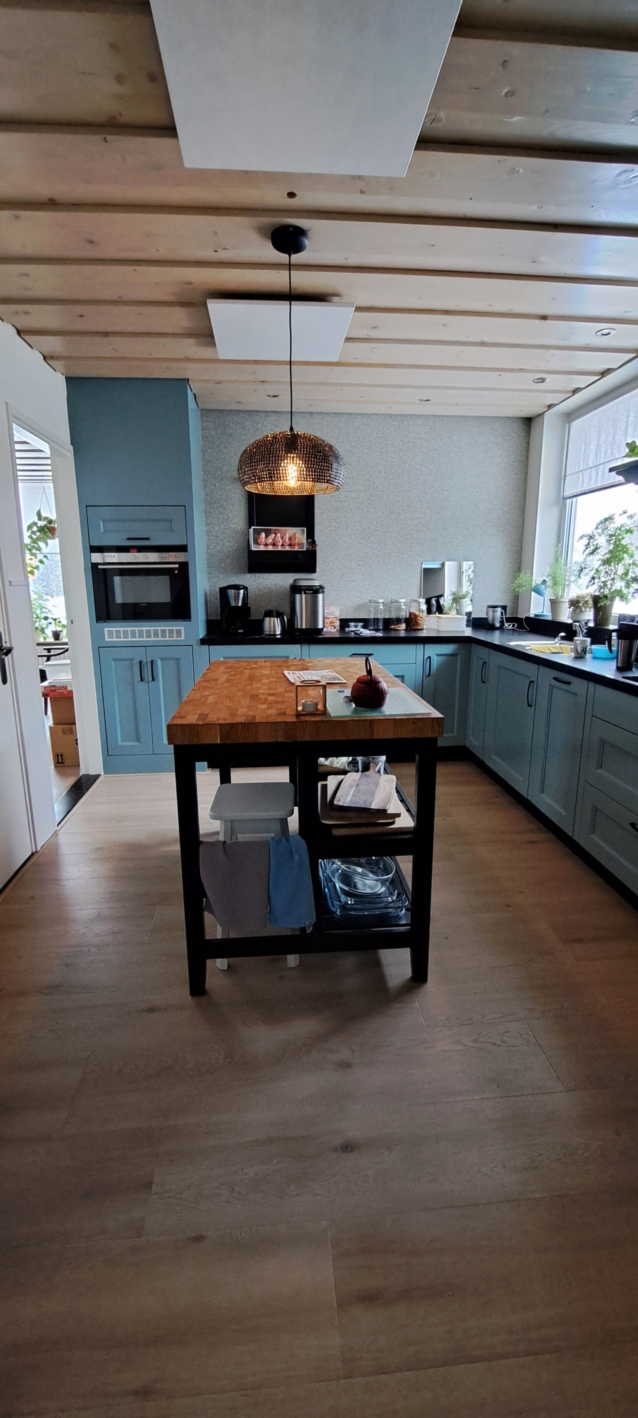 Looking for detached living with privacy and a large garden? This energy-efficient A-label home sits on 746 m² and offers peace, space, and sustainability in a great Beers location.