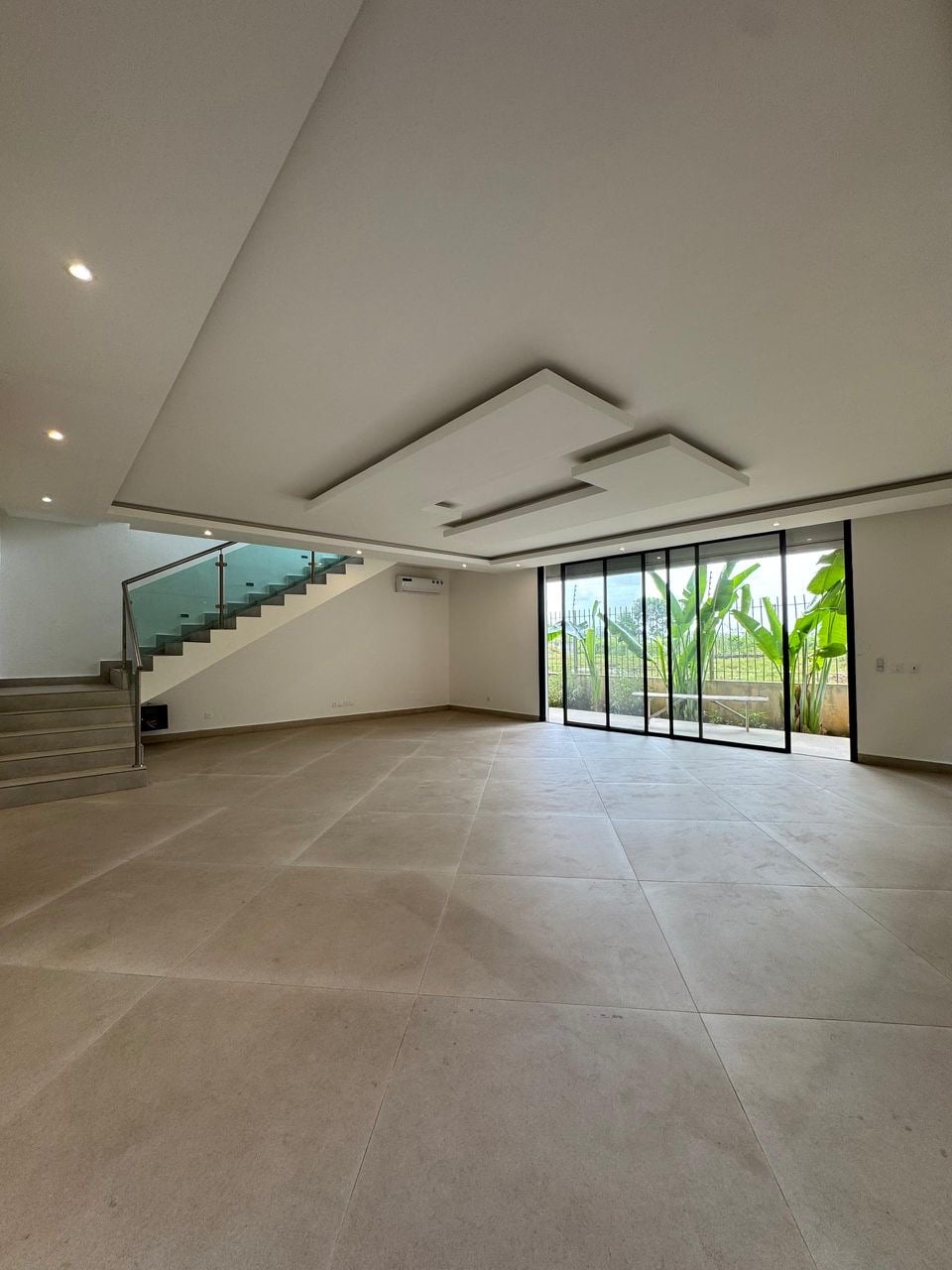 Riviera 4, M'badon, a 7-room duplex villa is available for rent. 