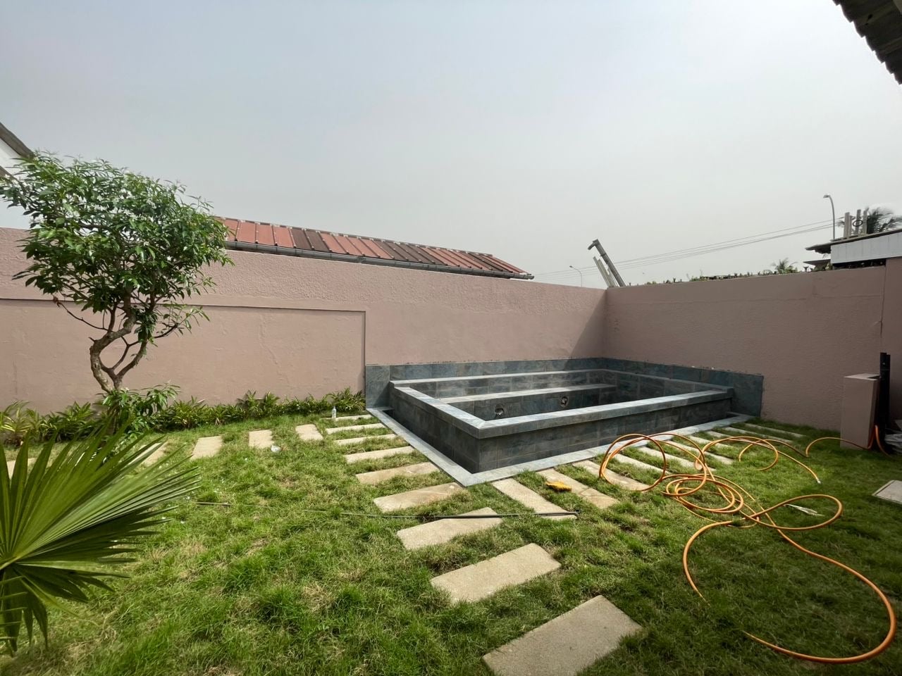 Riviera 3, zone écoles internationales, villa basse neuve de 5 pièces avec piscine et jardin disponible 