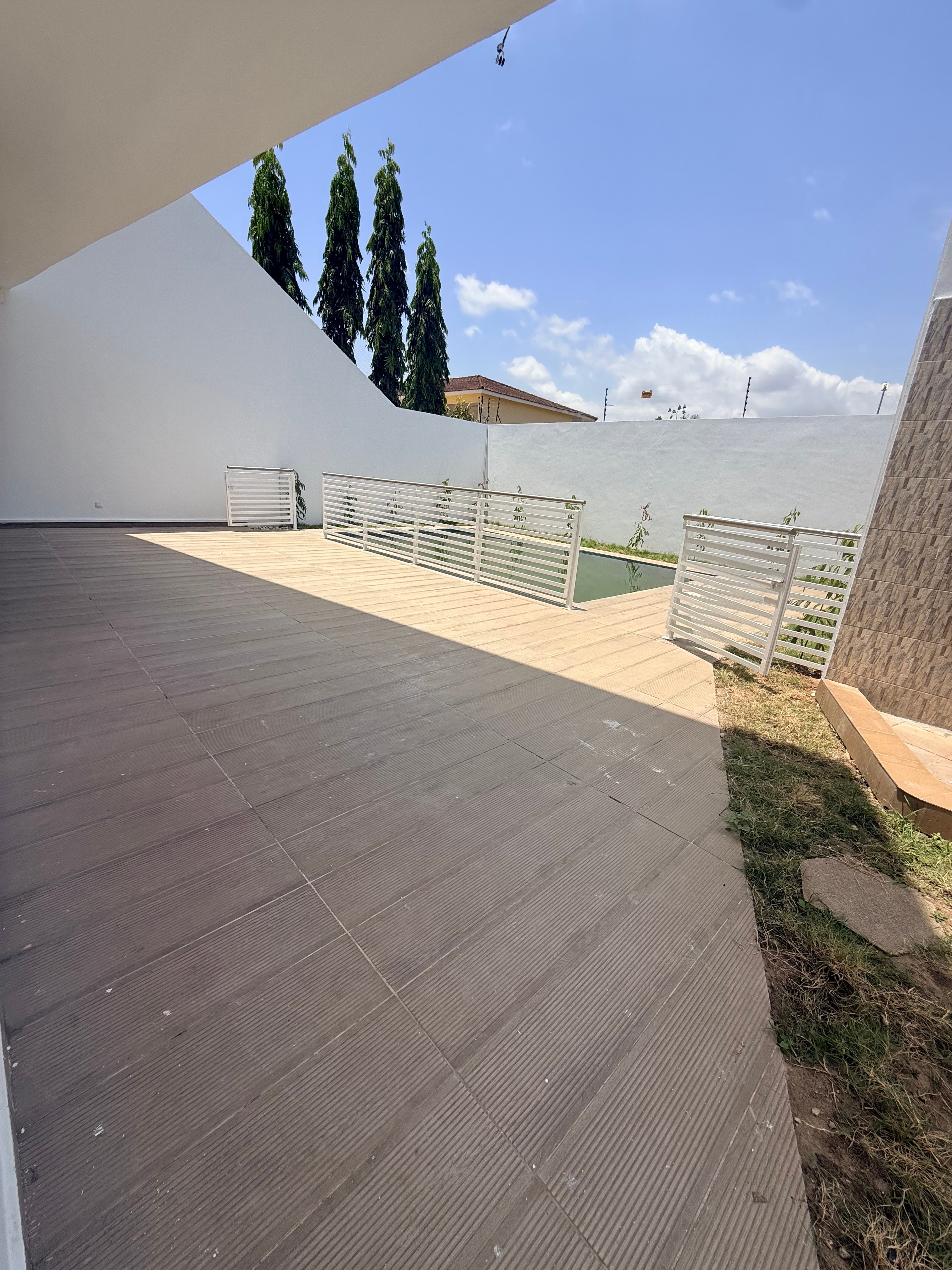 Riviera Golf Beach, villa duplex de 6 pièces avec jardin et piscine 