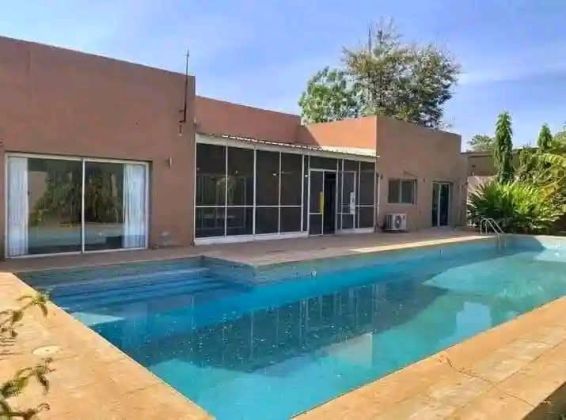 belle villa basse de 06 pièces + piscine au rotonde