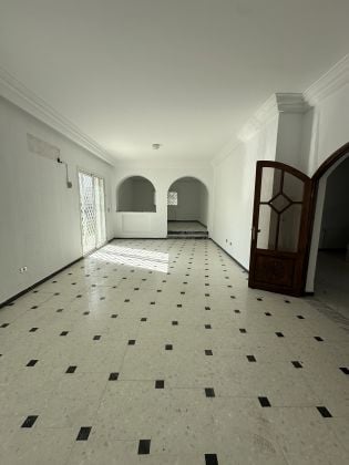 Luminosa villa de dos plantas ubicada en el muy solicitado distrito de ...