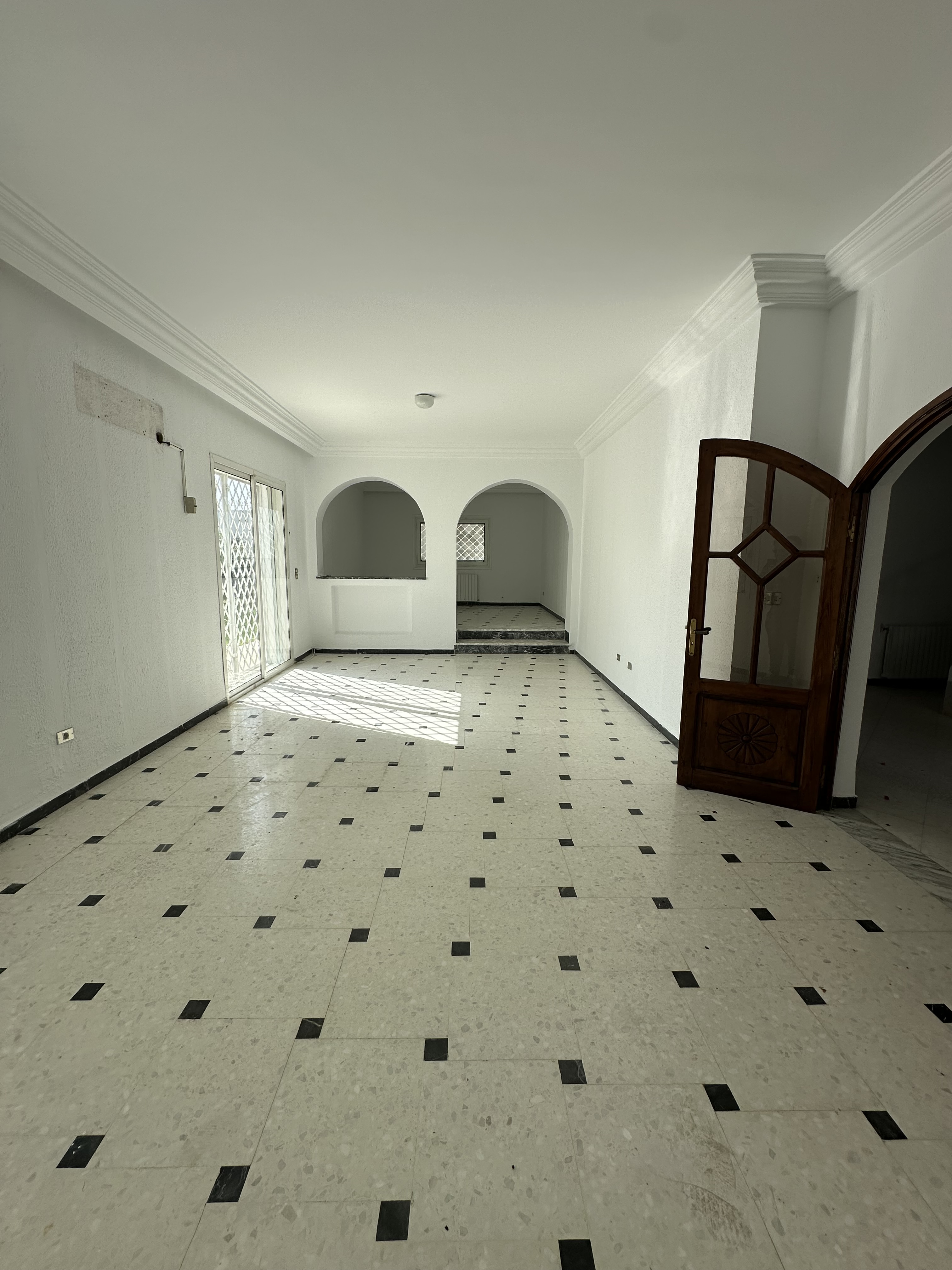 Luminosa villa su due livelli situata nell'ambitissimo quartiere di Carthage Présidence.