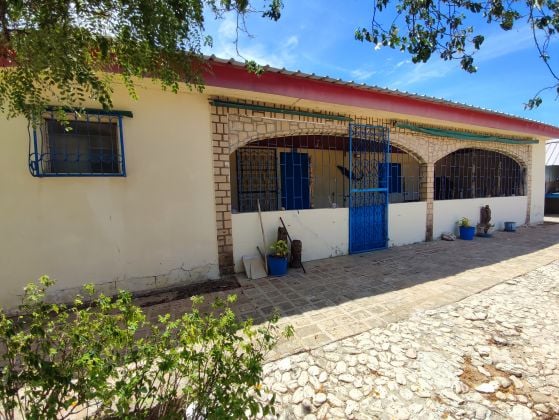 À VENDRE – Villa F3 en bord de mer avec vaste terrain – ...