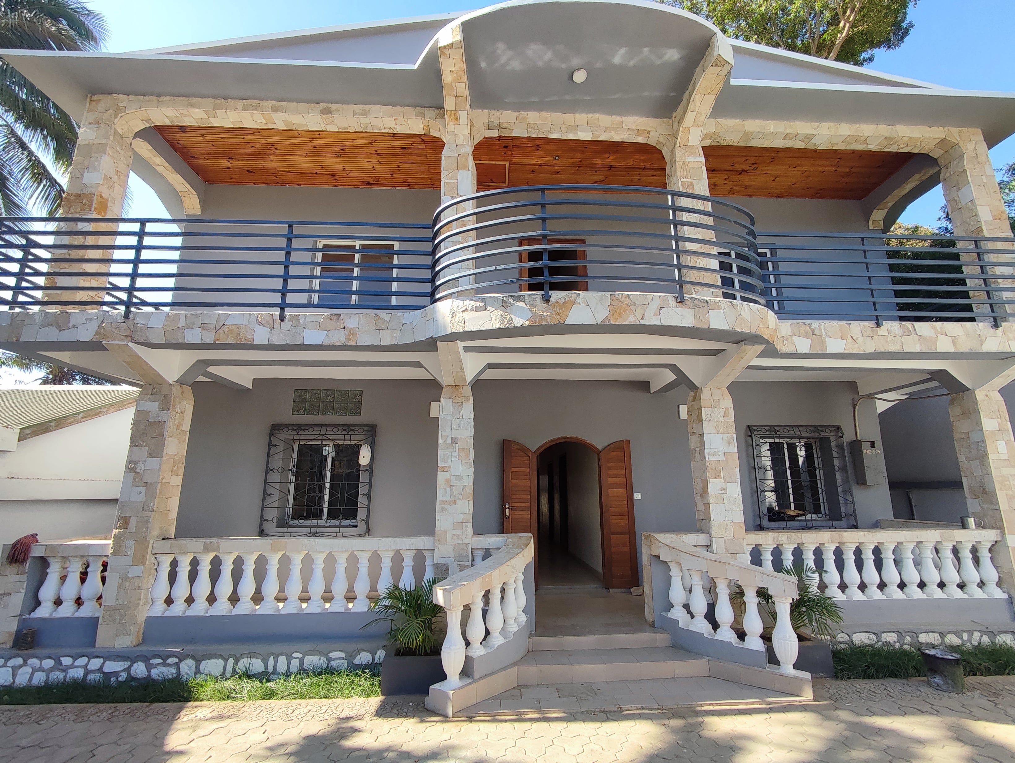 Maison F6 spacieuse et rénovée à louer à Andabizy – Madagascar