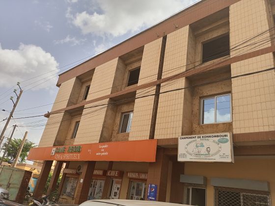 DES APPARTEMENTS SITUÉS SUR UN IMMEUBLE R+2 EN BORDURE D'UNE VOIE ...