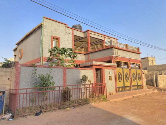 UN DUPLEX DE 08 PIÈCES EN LOCATION DANS LE QUARTIER NIOKO II SUR ...