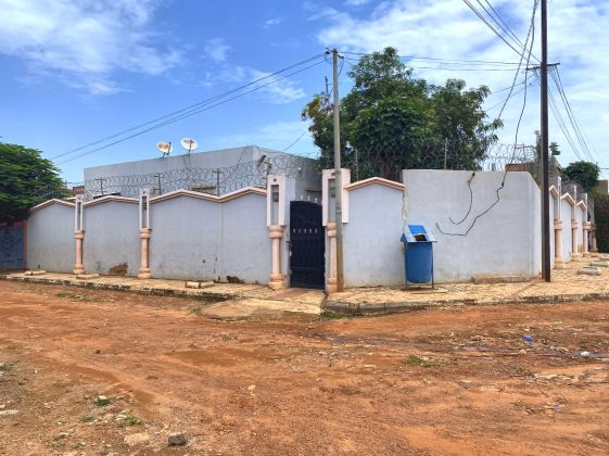 VILLA BASSE MEUBLÉE 3 CHAMBRES AVEC 2 DÉPENDANCES EN ...