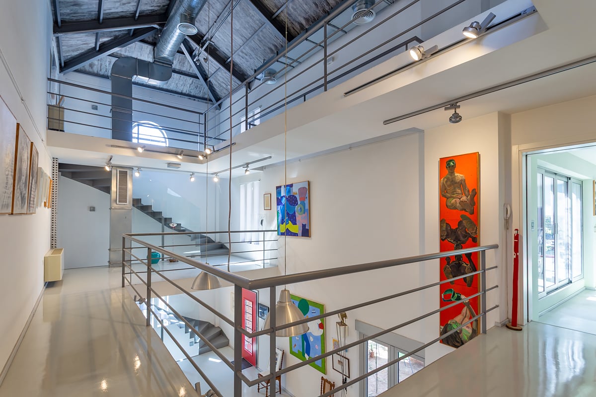 Résidence architecturale avec cour intérieure et piscine sur le toit, à vendre dans le centre d'Athènes