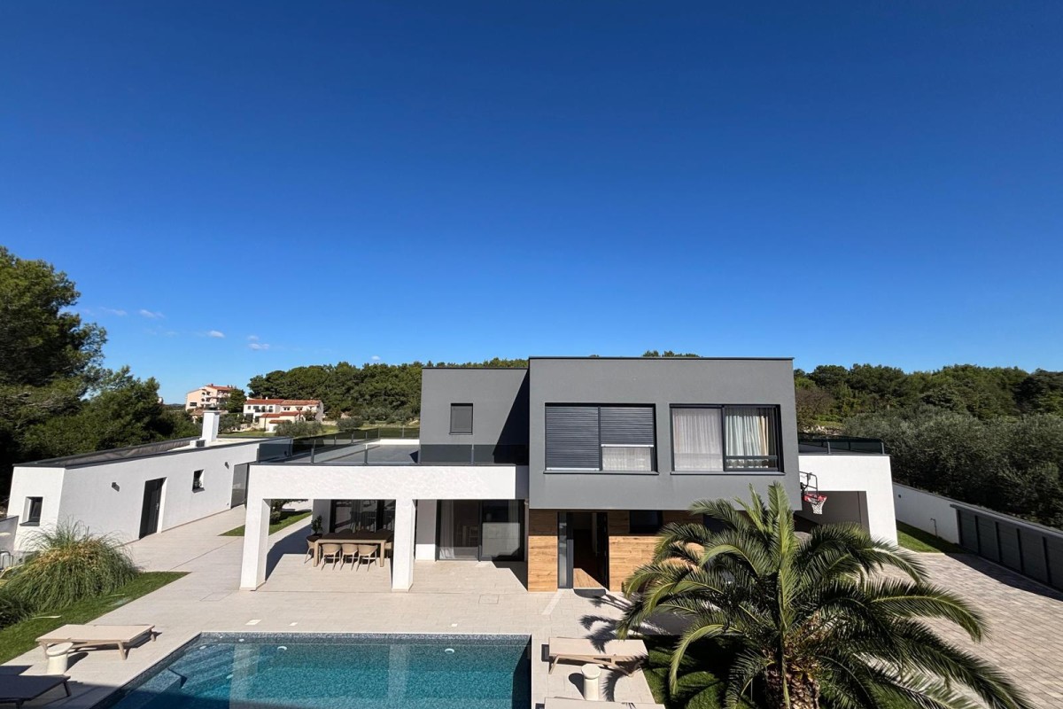 Luxurious family villa with a pool in a quiet area of Pula, Istria, Croatia