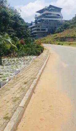 VENTE D'UN TERRAIN DE 4300 m2 À COCODY DANGA RUE LEPIC AVEC UN ACD