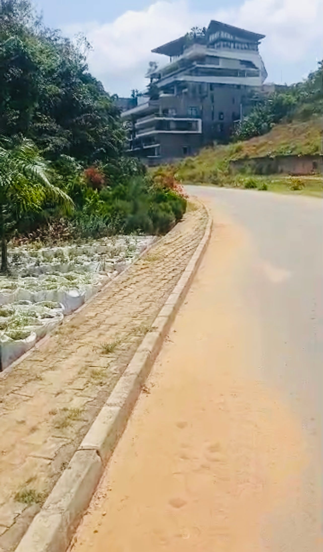 VENTE D'UN TERRAIN DE 4300 m2 À COCODY DANGA RUE LEPIC AVEC UN ACD