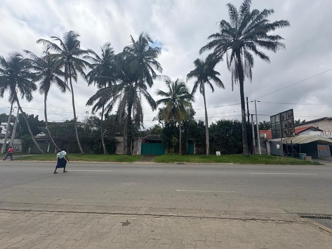 TERRAIN COMMERCIAL EN VENTE A COCODY VALLON 1202m2