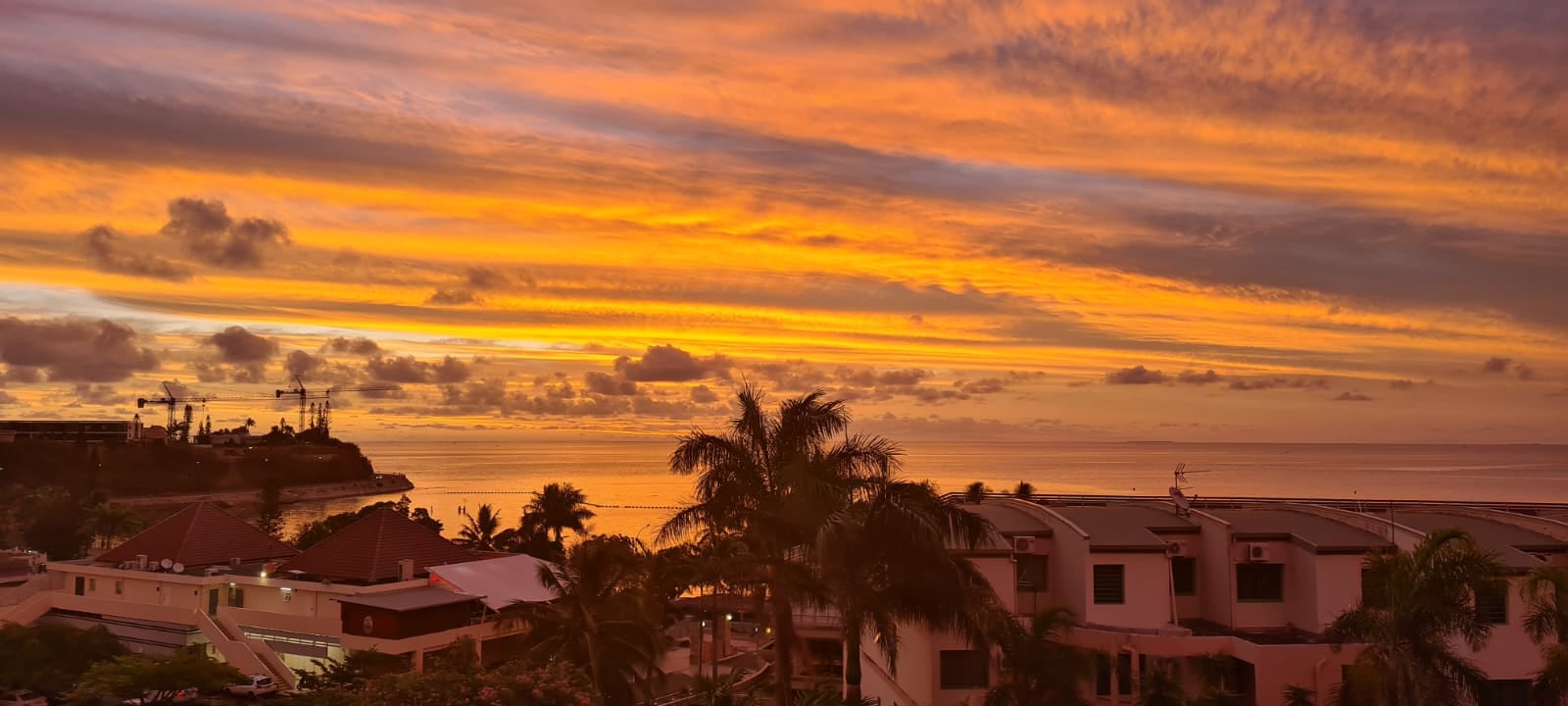 A louer - Appartement F2 meublé à la Résidence Le Ballah à la Baie des Citrons (62m2 et terrasse de 18m2), avec 2 places de parking sécurisées et un cellier.