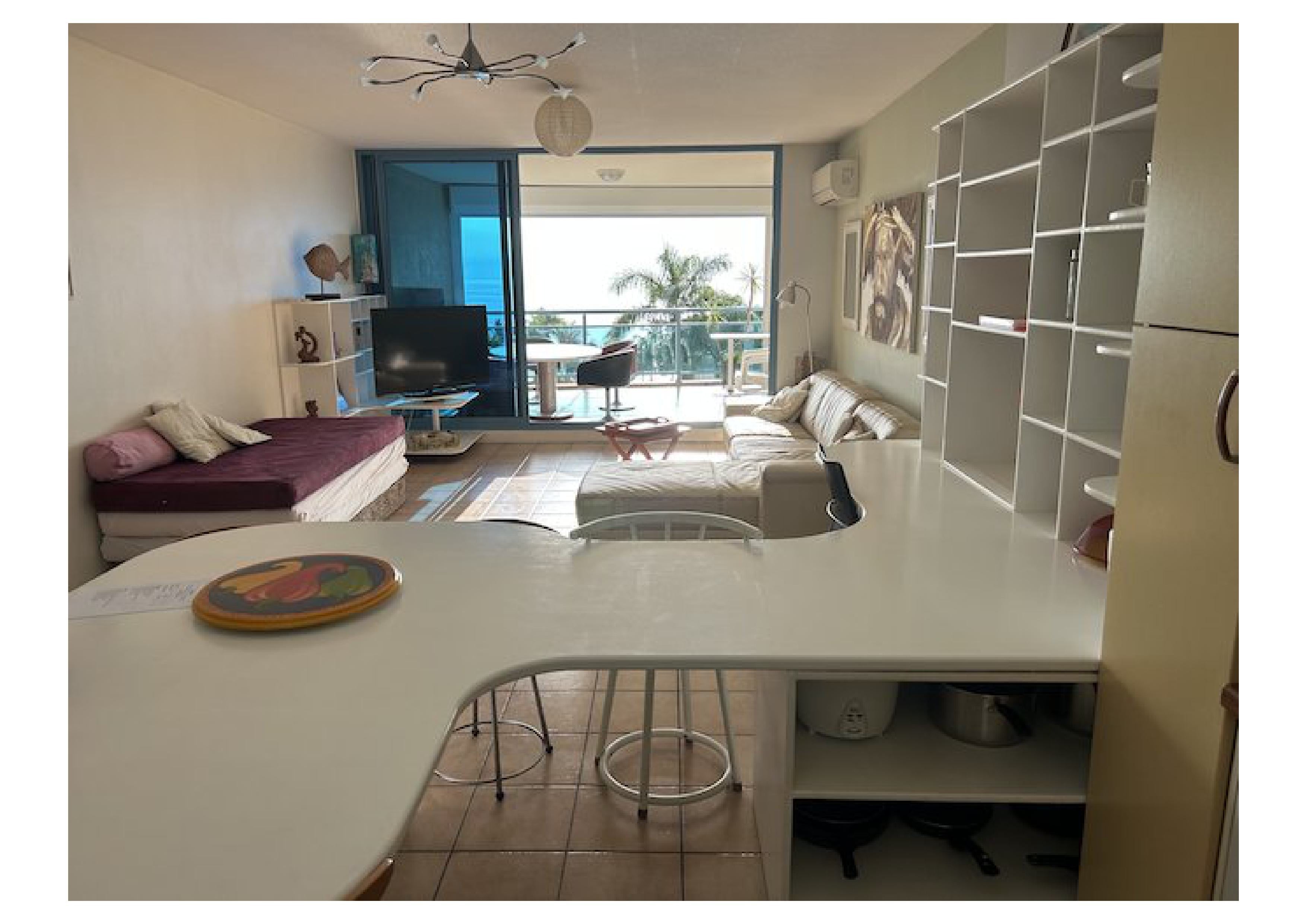 A louer - Appartement F2 meublé à la Résidence Le Ballah à la Baie des Citrons (62m2 et terrasse de 18m2), avec 2 places de parking sécurisées et un cellier.