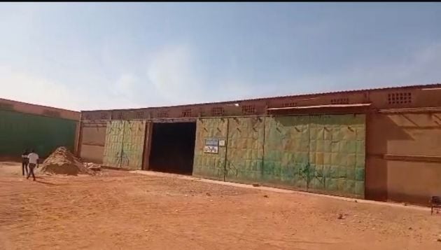 Terrain avec 2 grand magasin en vente à Kossodo