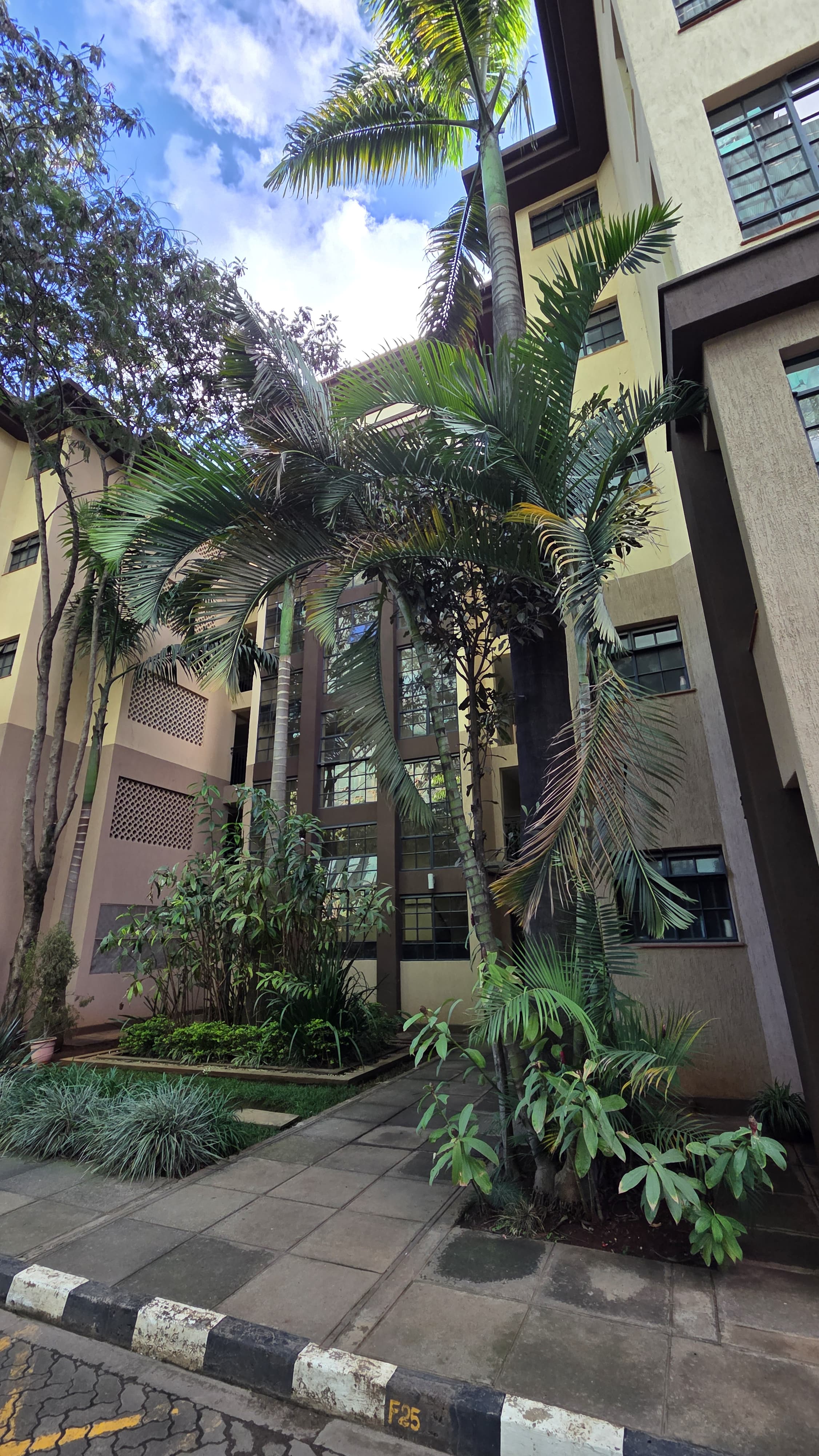 Appartement élégant et meublé de 2 chambres offrant confort, sécurité et emplacement de choix