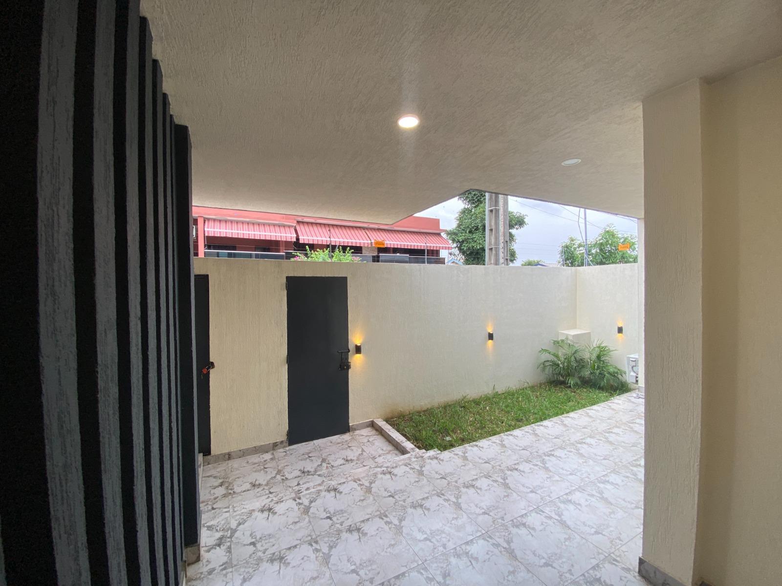 À LOUER – VILLA DUPLEX 5 PIÈCES – COCODY ANGRÉ DJIBI (CITÉ ARC-EN-CIEL)