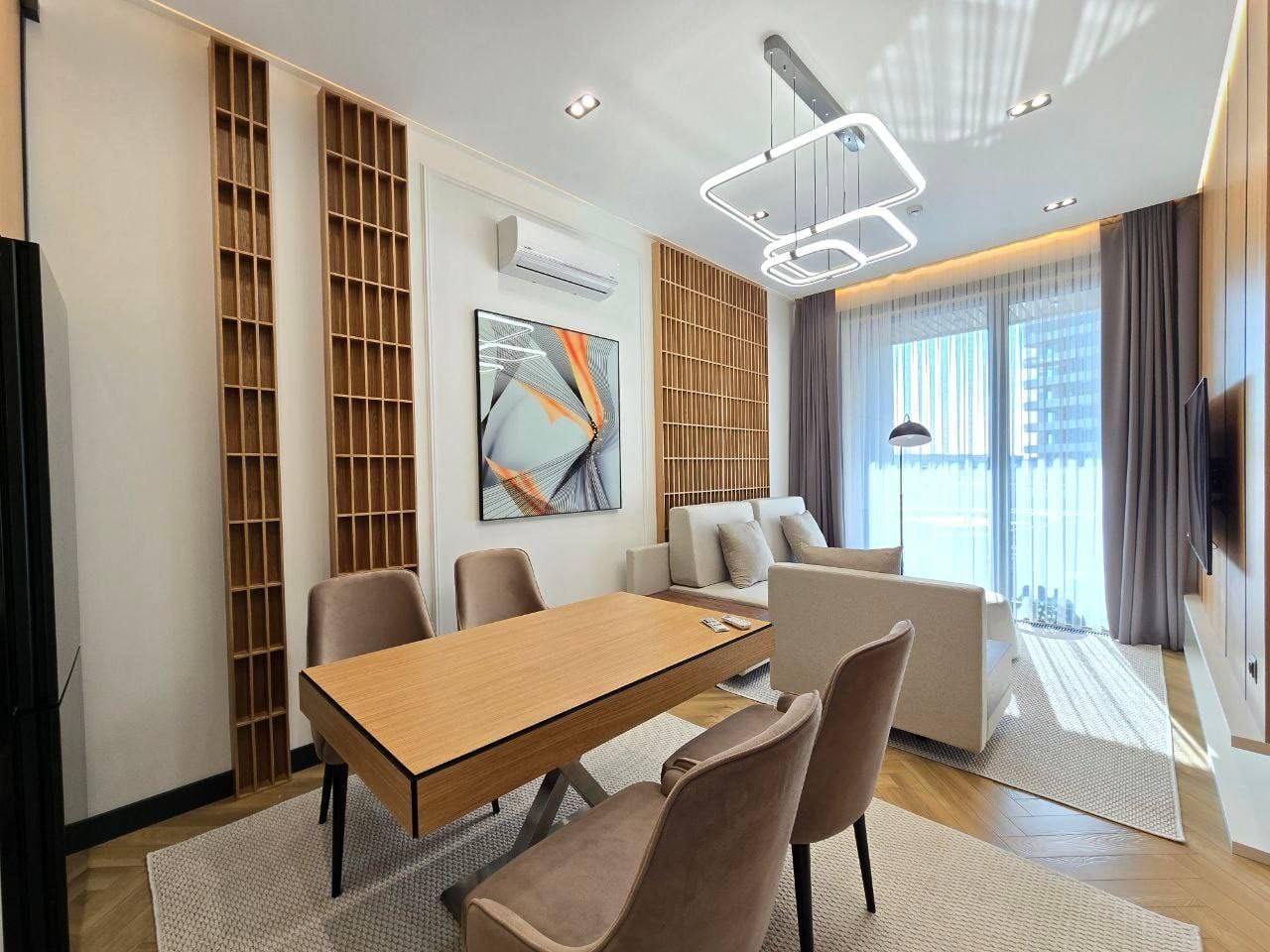 Gorgeous 2 bedrooms  and 2 bathrooms apartment with open balcony in the city center.