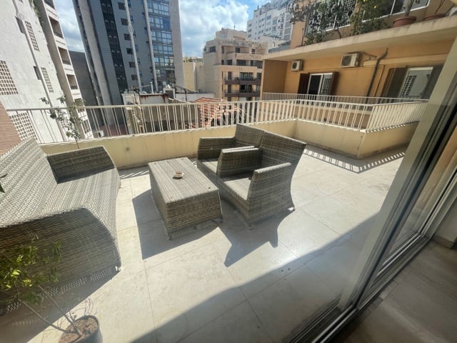 Appartement semi-meublé à louer à Achrafieh : 4 chambres avec grande terrasse