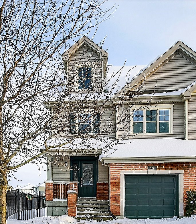 Grande maison semi-détachée à – Saint-Constant- option meublée possible .  20 minutes du centre ville en voiture et train 