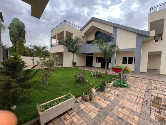 belle villa duplex  de 08 pièces + piscine Ouaga 2000 Zone A