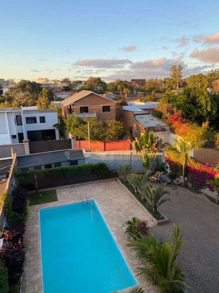 APPARTEMENT T3 DE STANDING – VUE PANORAMIQUE SUR LE MARAIS MASAY &#55356&#57093 Localisation : Ivandry, Tananarive (Quartier résidentiel, calme et hautement sécurisé)