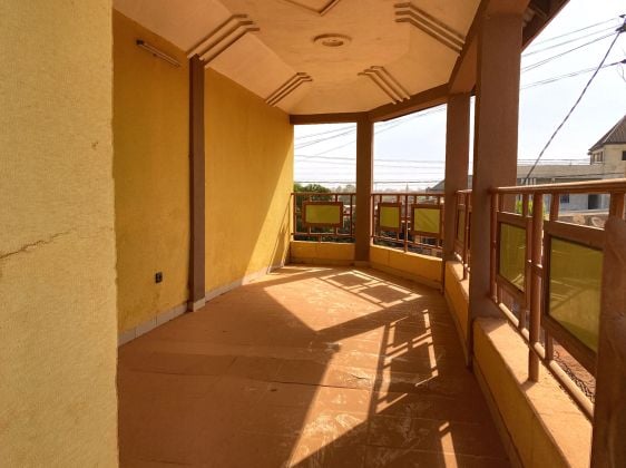 MINIVILLA MODERNE AVEC TERRASSE PANORAMIQUE À LOUER - 100.000 ...