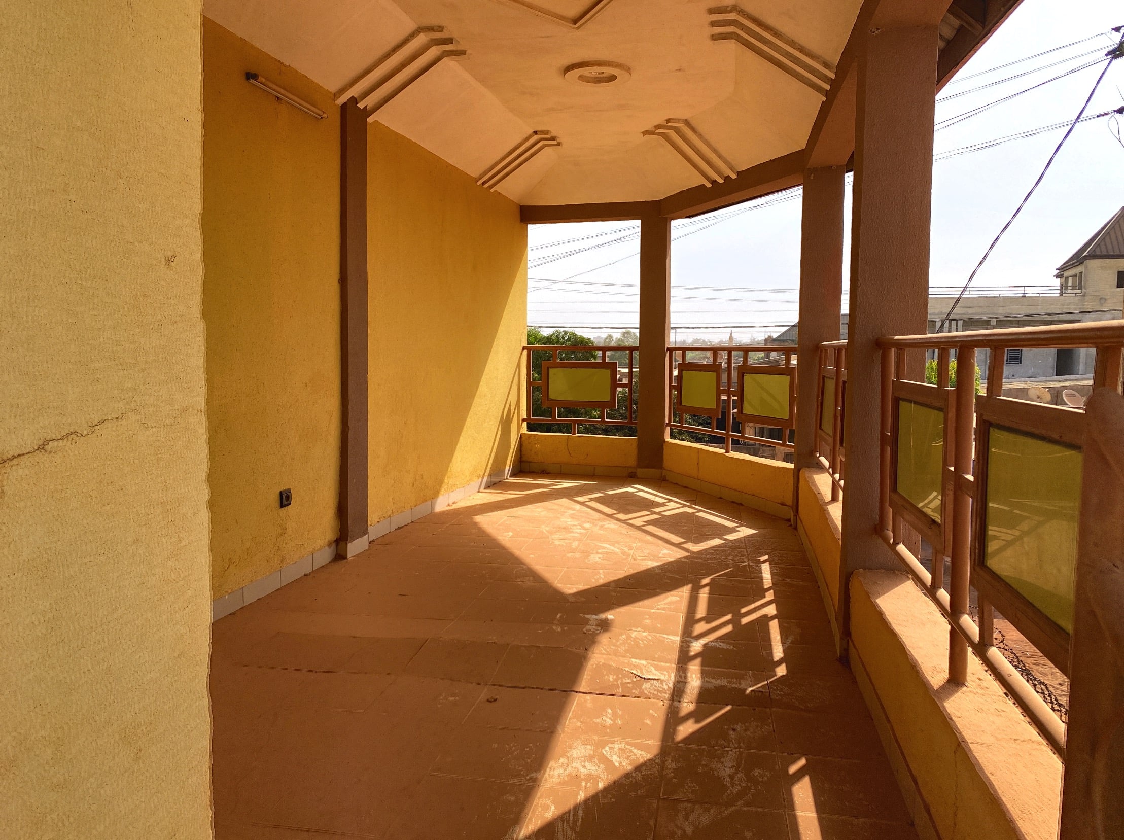 MINIVILLA MODERNE AVEC TERRASSE PANORAMIQUE À LOUER - 100.000 FCFA/MOIS