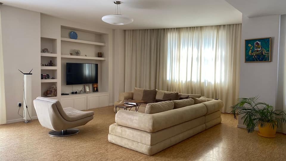 Yasamal area . 5 rooms duplex apartment for rent in the building in front of Central park, close to Hyatt  Regency hotel  and Nariman Narimanov monument