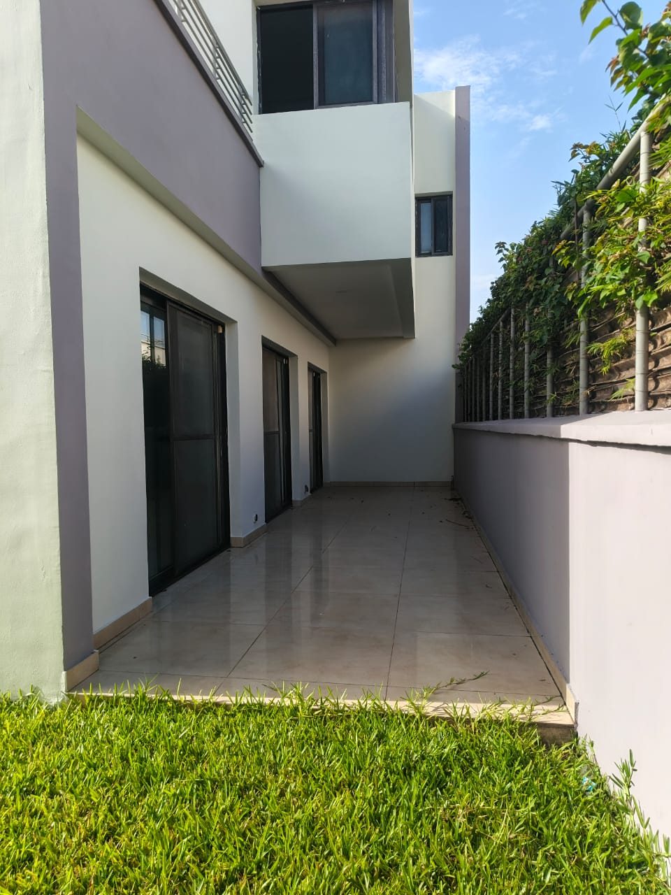 Cocody centre villa duplex de 4 chambres sallon en location