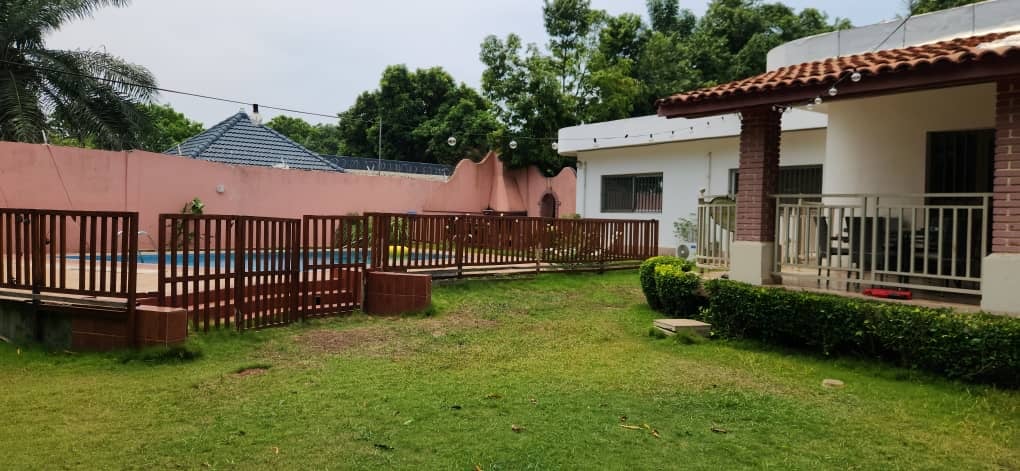 Location d'une maison à piscine et jardin 