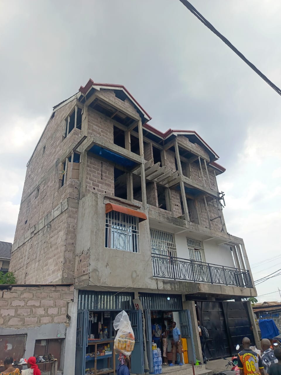 Rental building for sale in Barumbu – first floor operational, upper floors to be completed