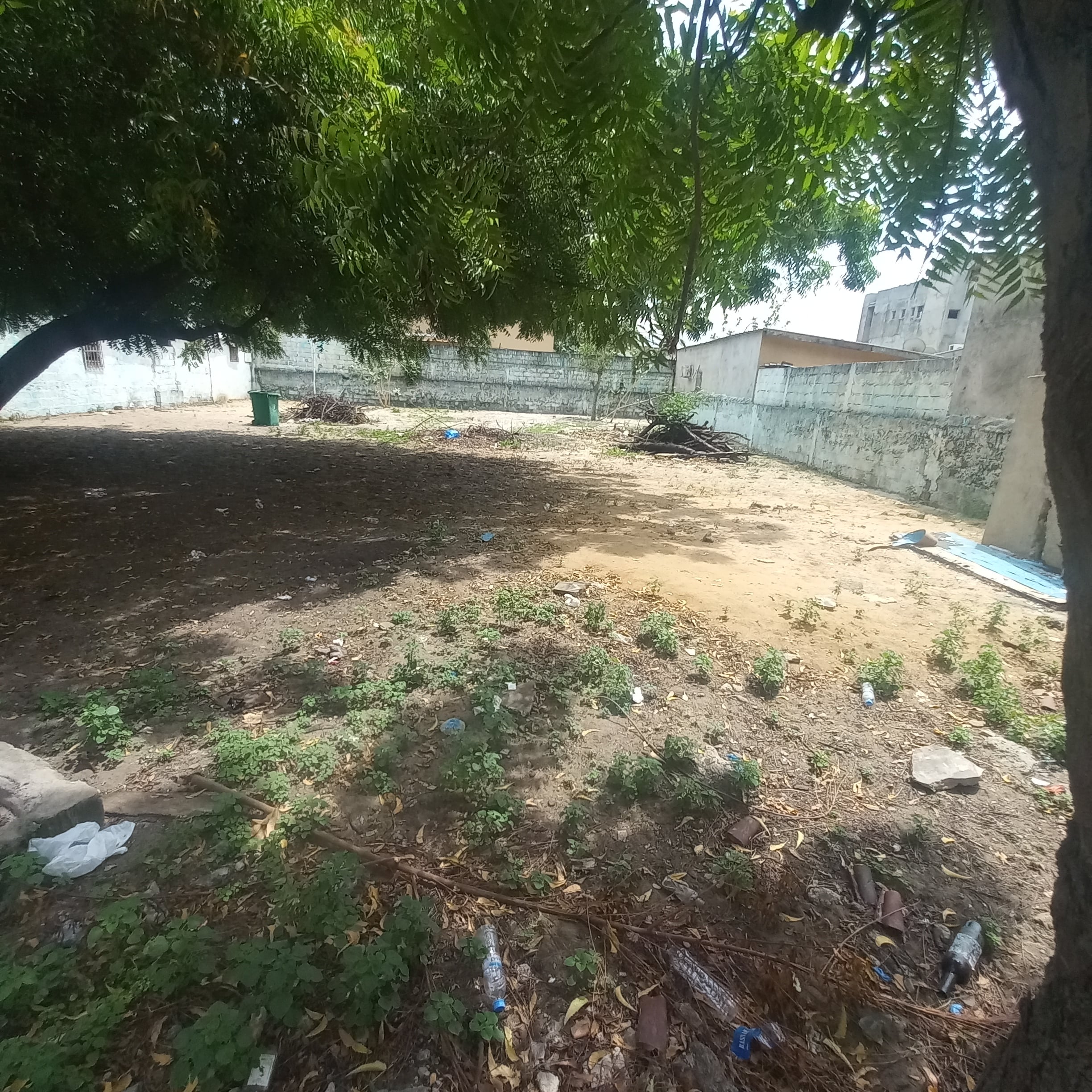 For sale: a beautiful 635m² plot of land in Cocody Riviera M'badon residential area, bordering a paved road, 350 million CFA francs (negotiable). 