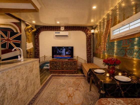 Creative 1-bdr apartment close to city center only 390$