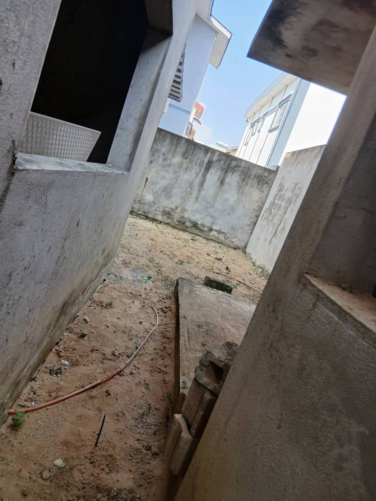 À Vendre villa inachevée dans une cité sécurisée 